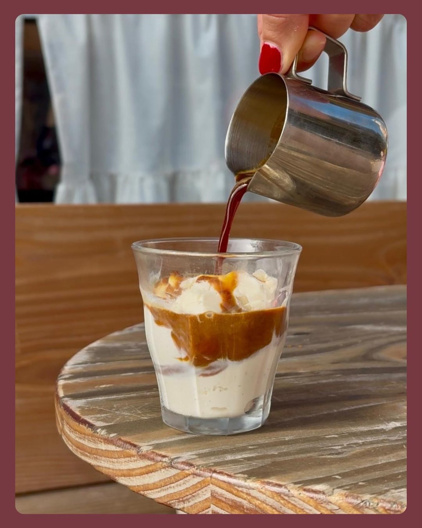 Koffie wordt uitgeschonken over een dessert bij Kieks Koffie Club