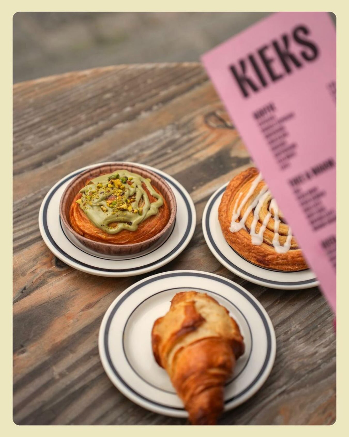 Pistachetaartje, Deens gebakje en croissant op tafel bij Kieks Koffie Club