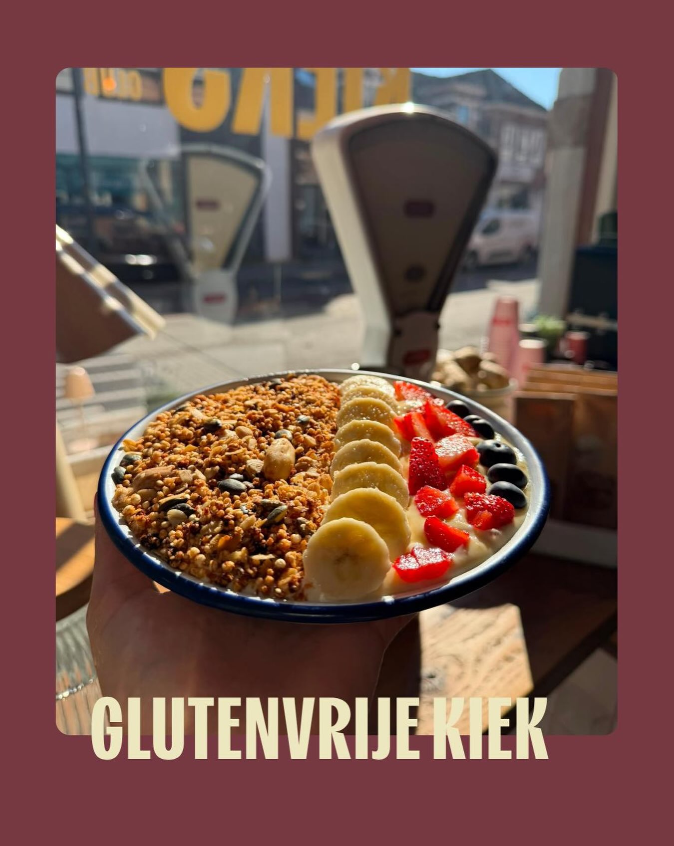Glutenvrije granolabowl bij Kieks Koffie Club voor het raam van de zaak